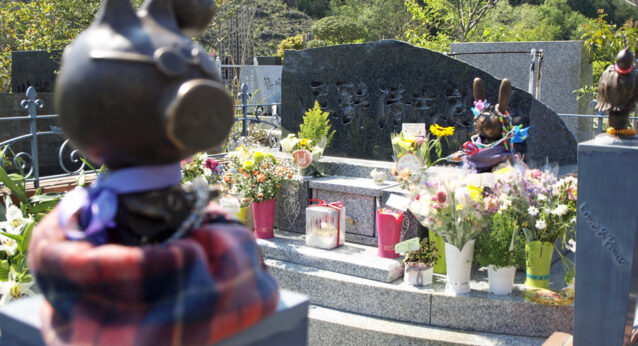 忌野清志郎の墓は献花でいっぱい
