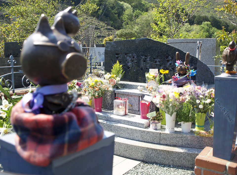 忌野清志郎の墓は献花でいっぱい