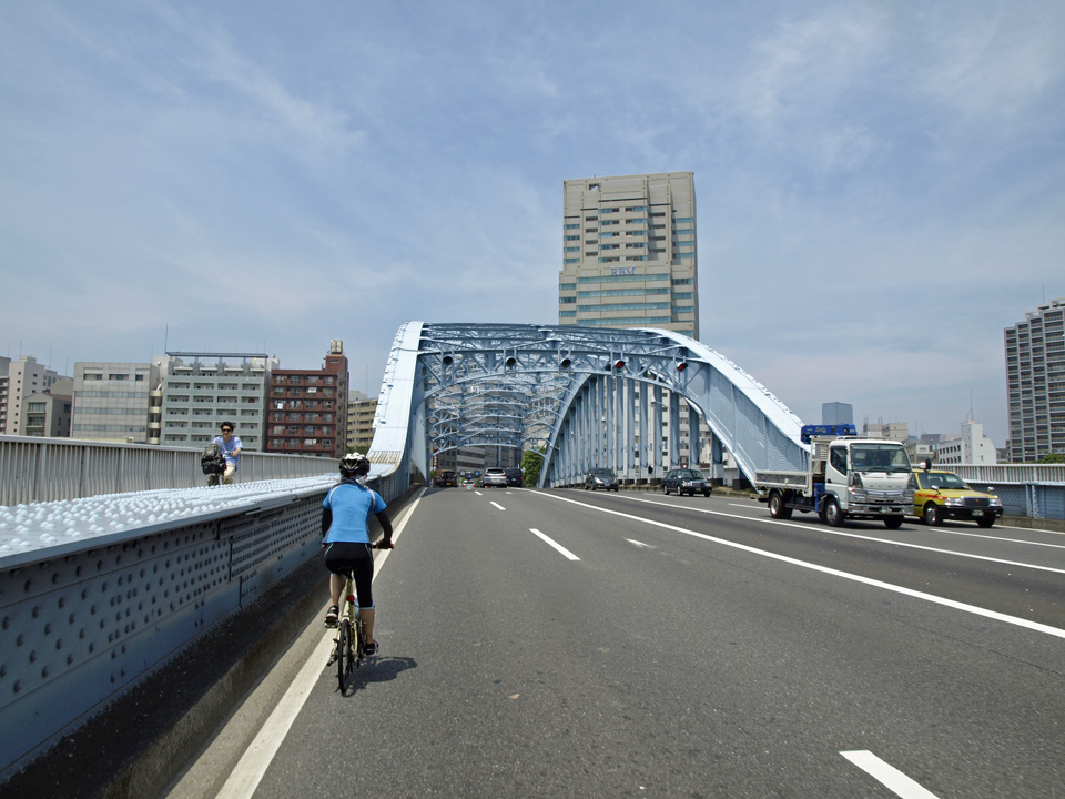 永代橋で隅田川を渡る