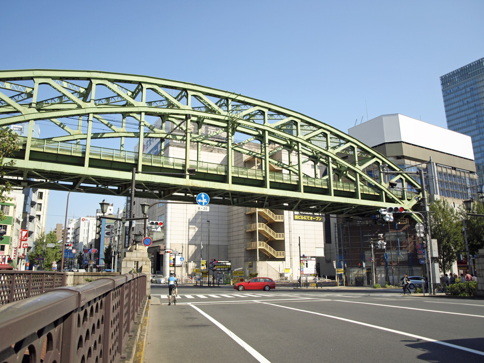 昌平橋を渡って上野方面へ