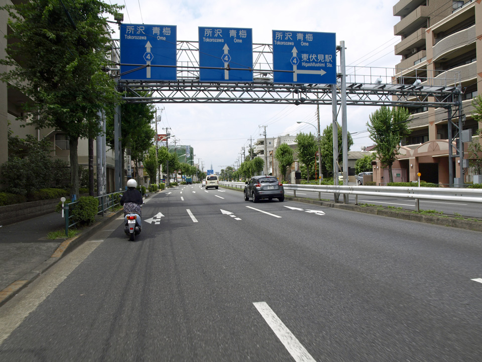 西東京市に入ると青梅街道の道幅が広くなる