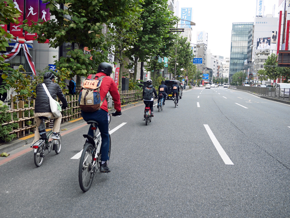 神田神保町まで来ると交通量が増えてきました