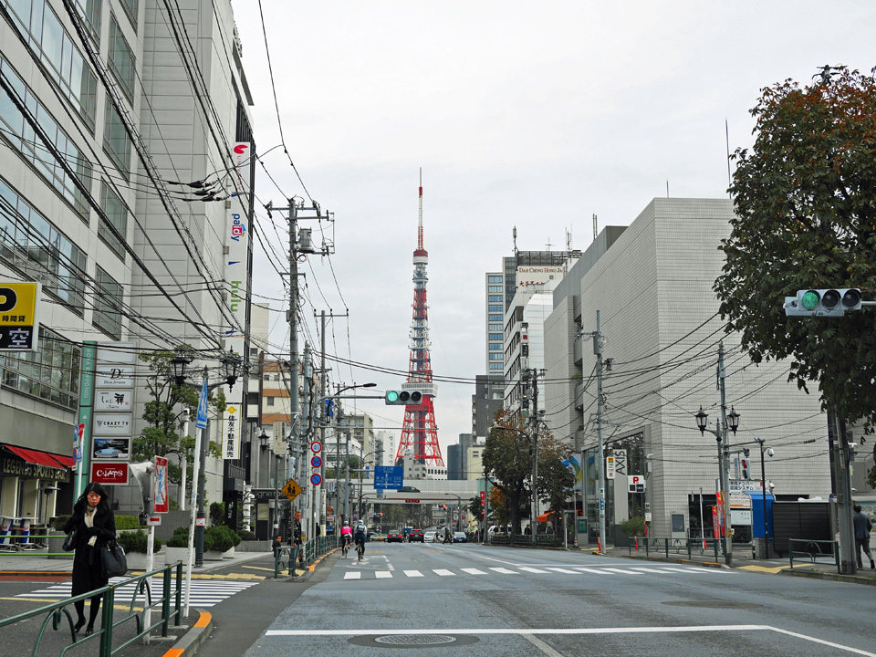 六本木に来ると正面に東京タワーが見えてきました