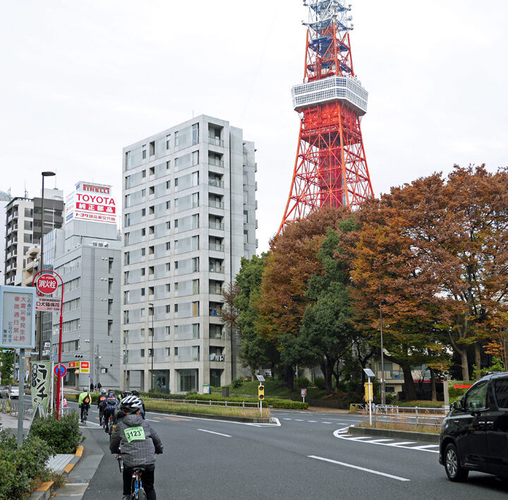 東京タワーに見守られながら集団走行を続けます