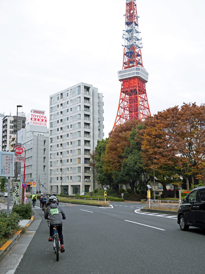 東京タワーに見守られながら集団走行を続けます
