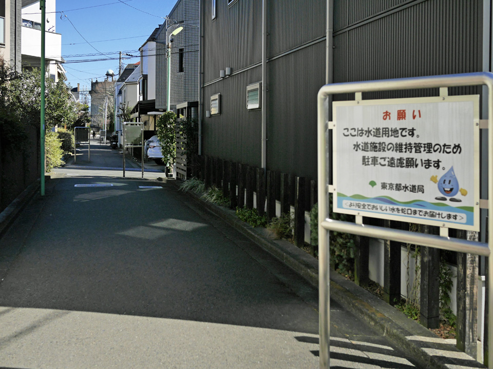 桜新町の住宅街の先に駒沢給水塔が見えてきた