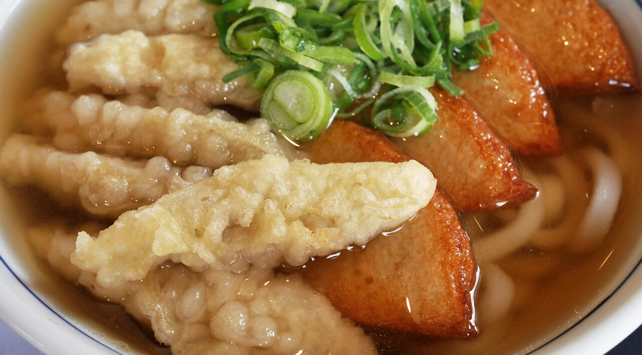 ウエストの博多うどん（ごぼう天と丸天をトッピング）