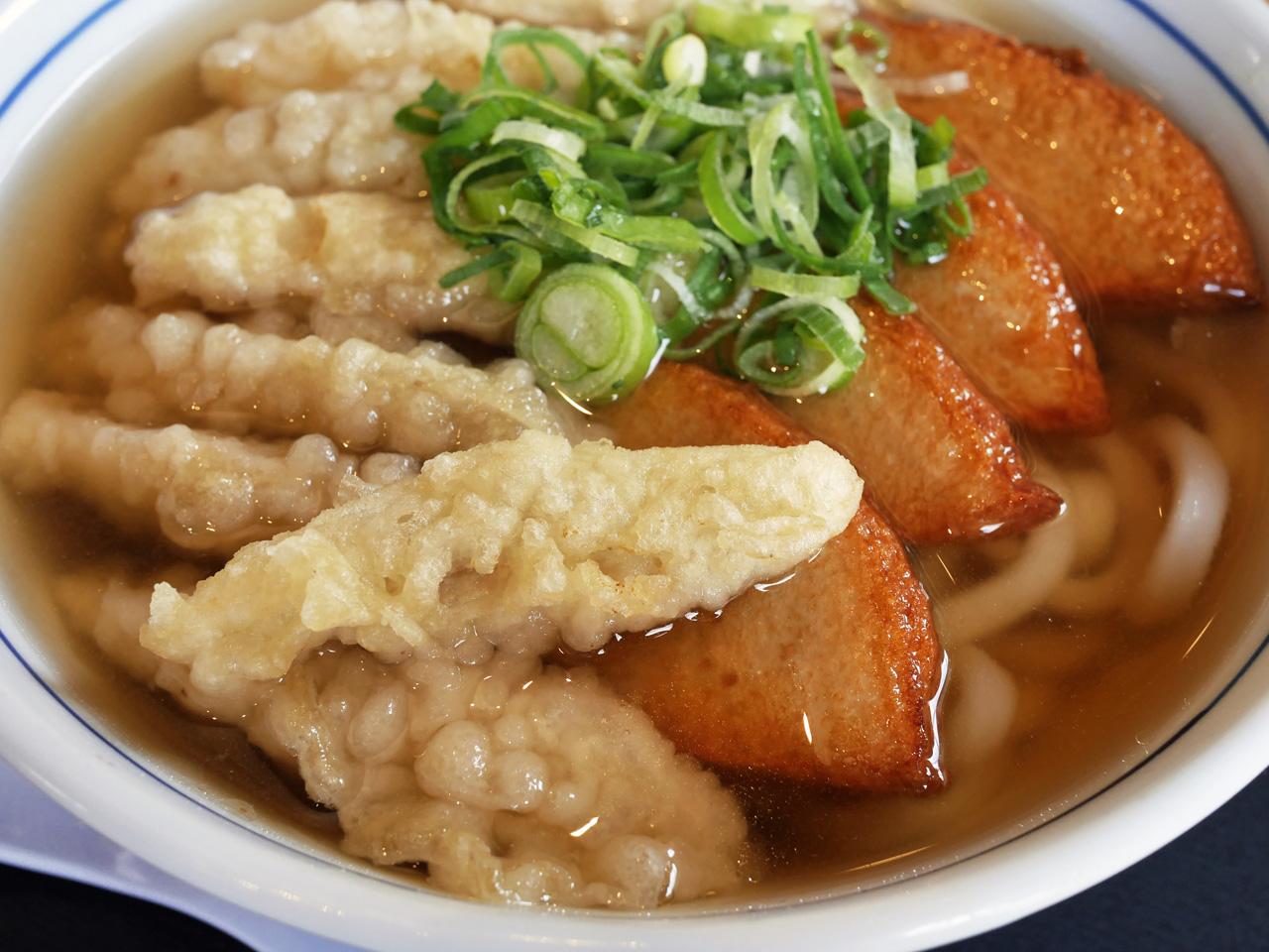 ウエストの博多うどん（ごぼう天と丸天をトッピング）