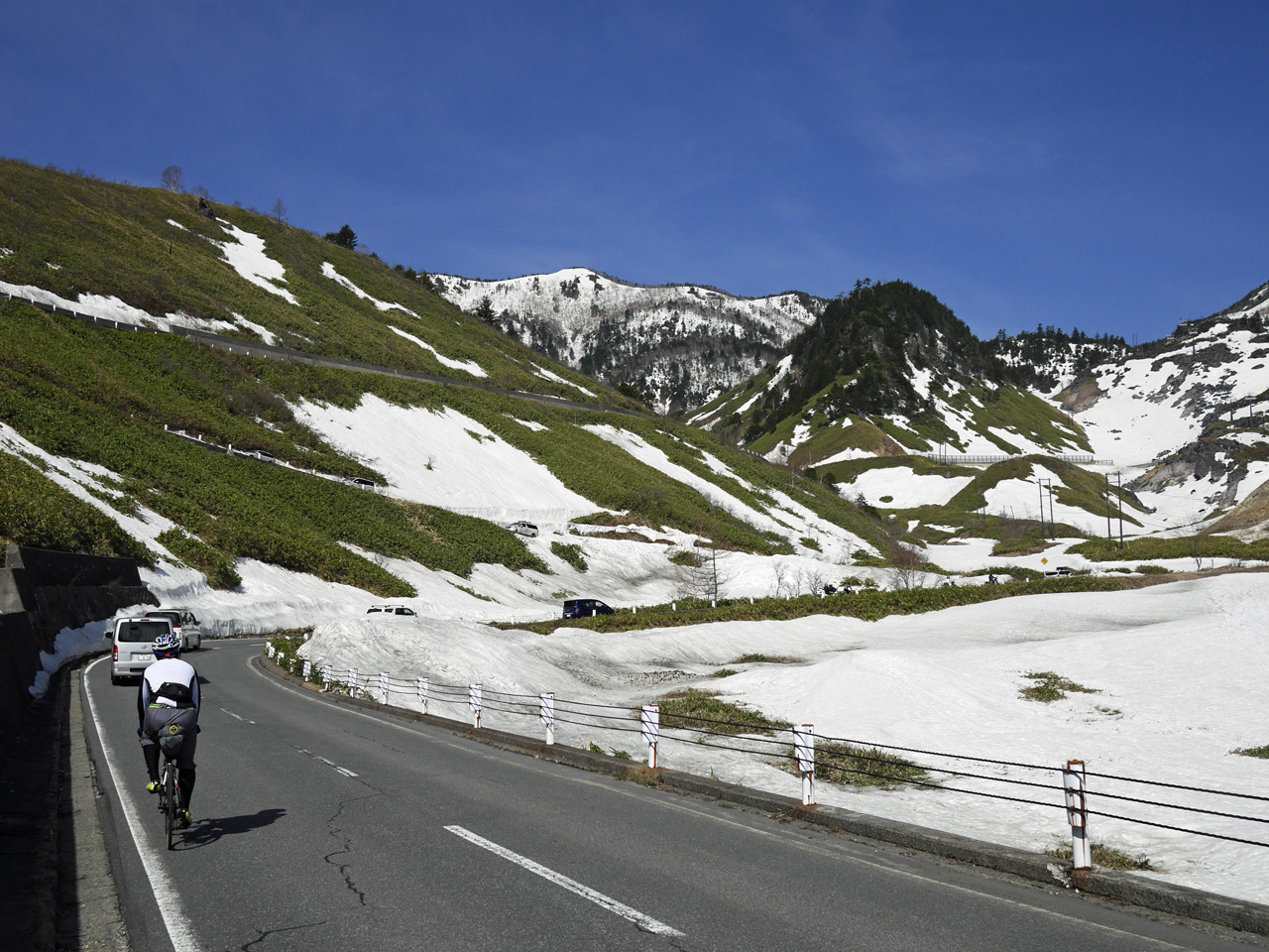 ツール・ド・フランスのような山岳風景を進む