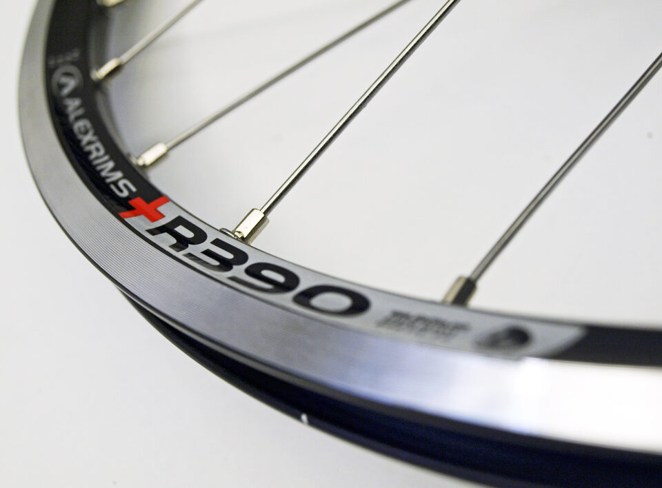 リムはALEXRIMS R390（451）です
