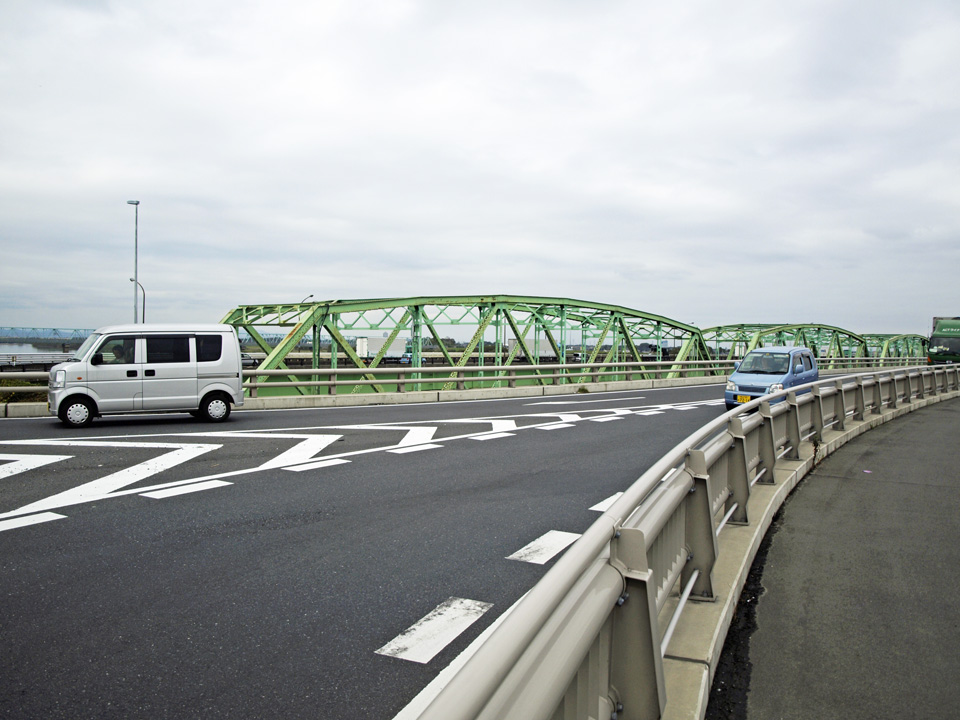 利根川橋のアンダーパスを見失い、横断できず躊躇