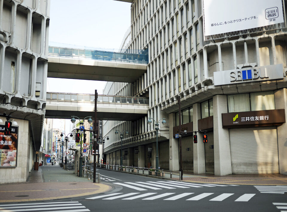 西武百貨店のA館とB館の間が井ノ頭通りの起点