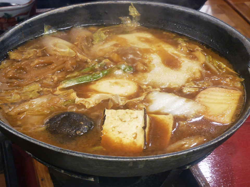 煮えたぎる 坂東みそ煮込みうどん に餅をトッピング