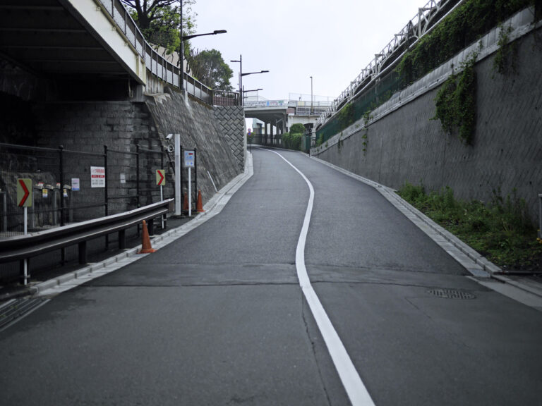 国立駅は自転車で通過できるか