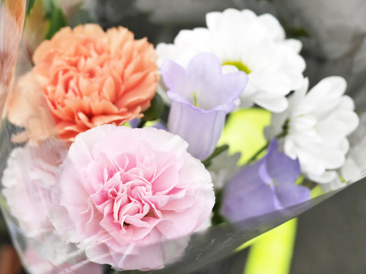 高尾駅前の花屋で墓前に供養する花を購入