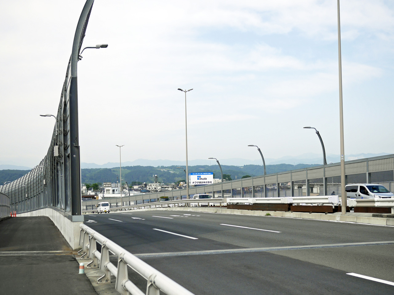 拝島の武蔵野橋から八王子方面の山々を望む