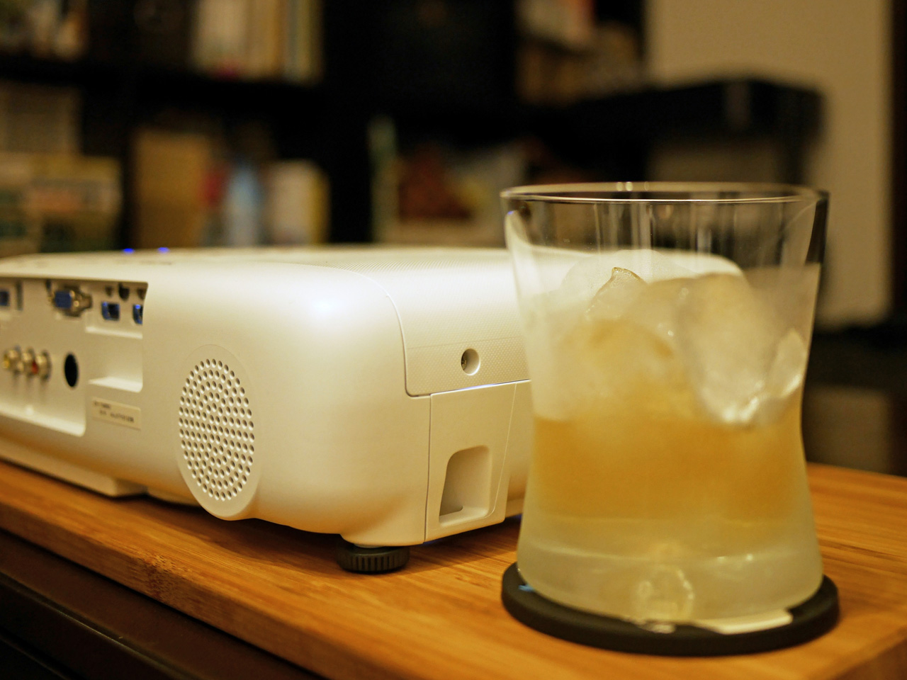 スコッチを片手にEH-TW650で映画鑑賞