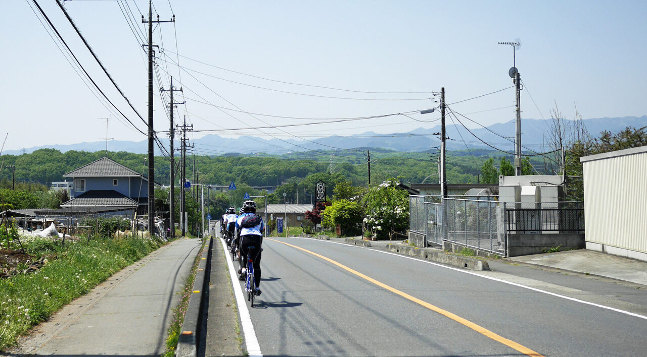 秩父の山並みを望みながら鳩山町を横断するミニベロトレイン