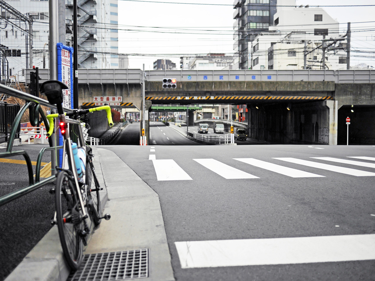 新宿歌舞伎町の裏手で信号待ちをするチタンミニベロ LIGHTCYCLE Ti451