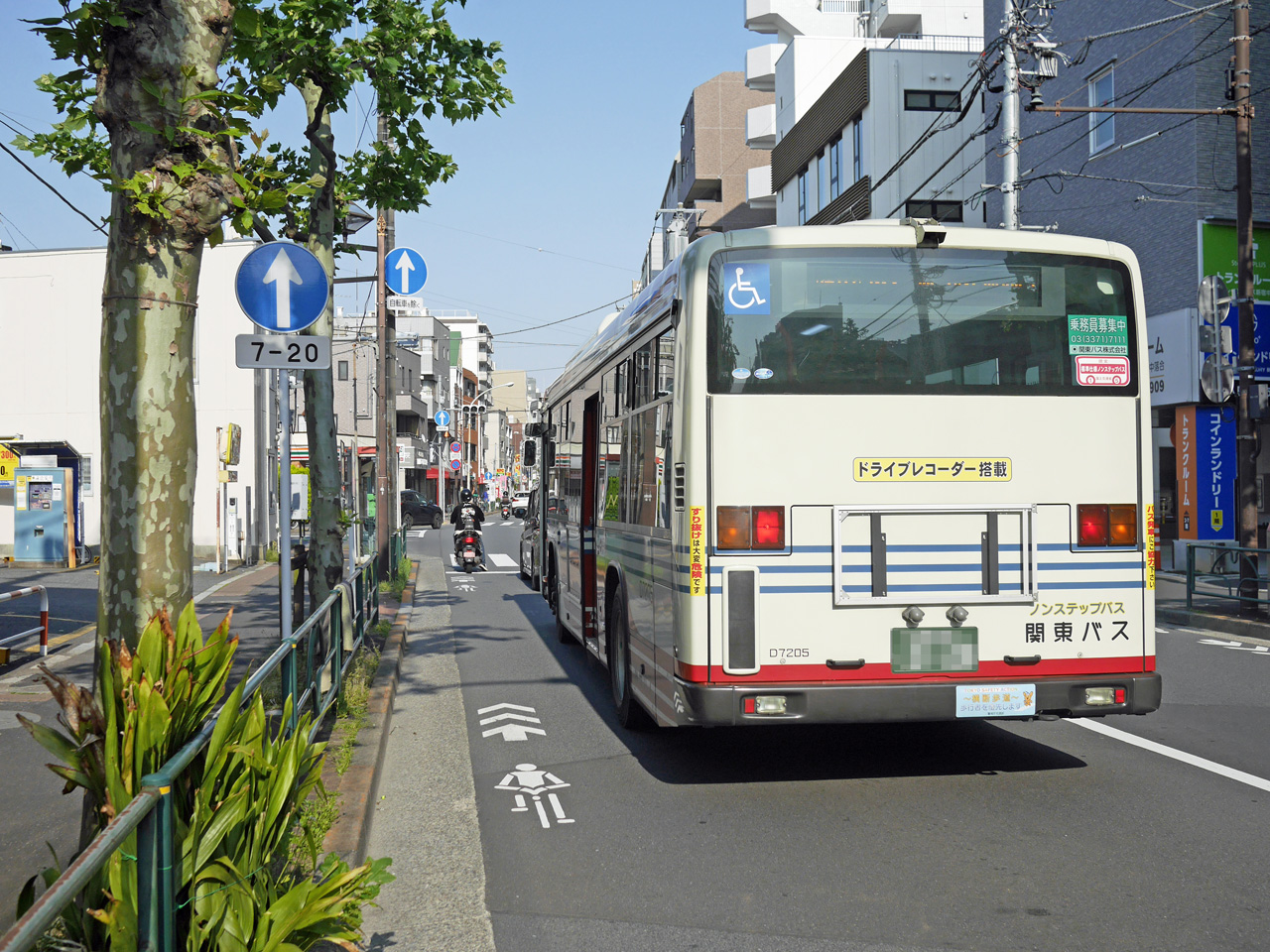 関東バスと抜きつ抜かれつ目白通りを東進