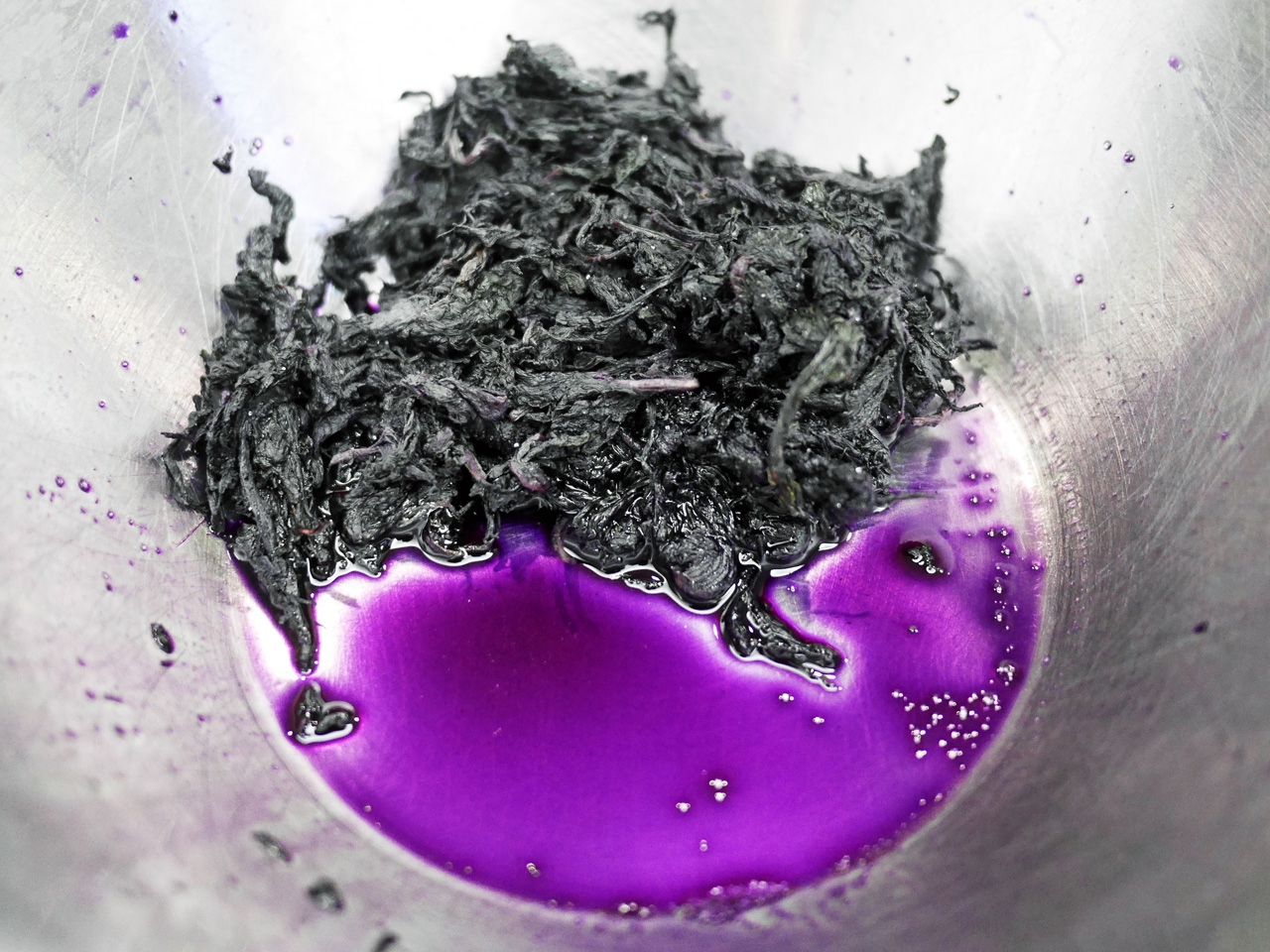 赤シソを粗塩で揉むと紫色のアク汁が出てくる