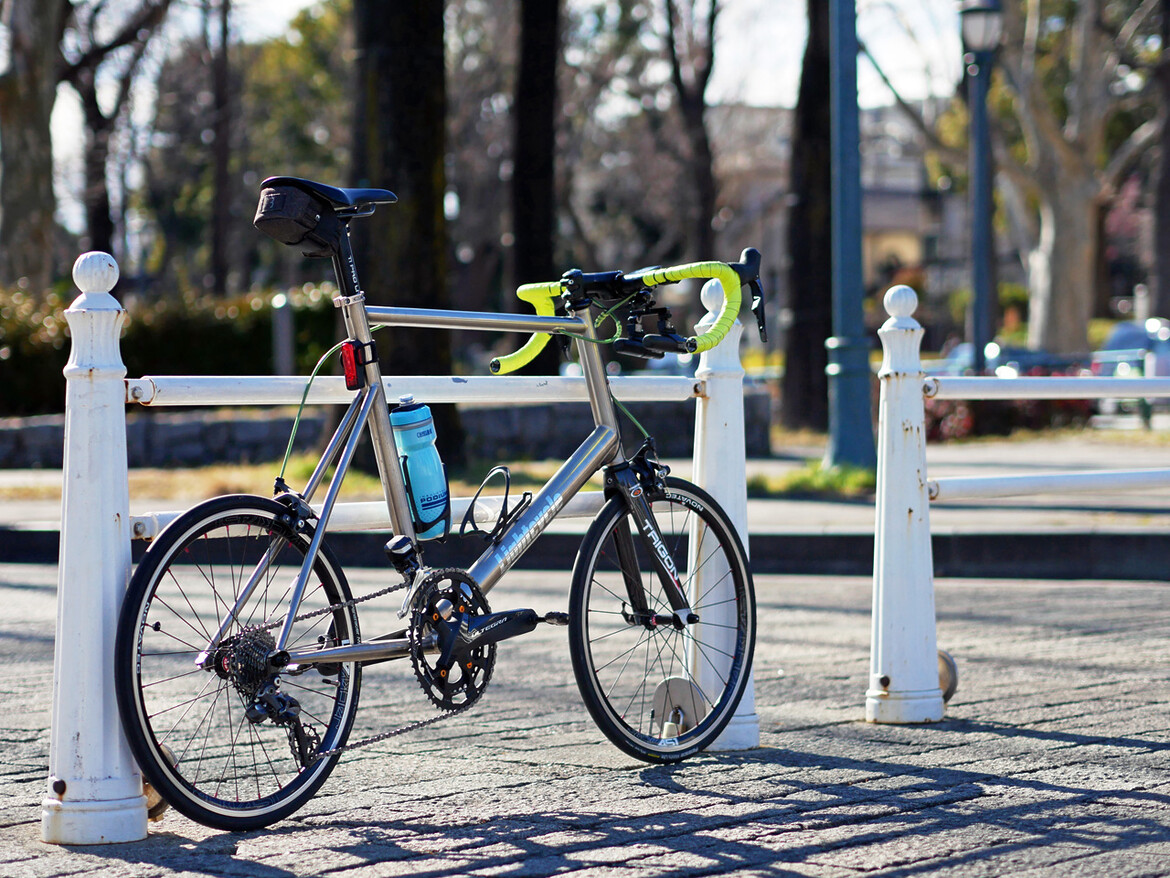 迎賓館赤坂離宮の前でチタンミニベロ LIGHTCYCLE Ti451を停車