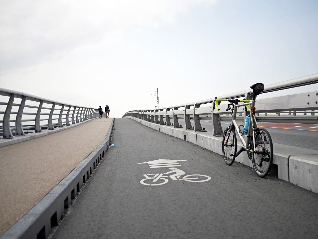 スカイブリッジの自転車通行帯は幅員が広くて安心する