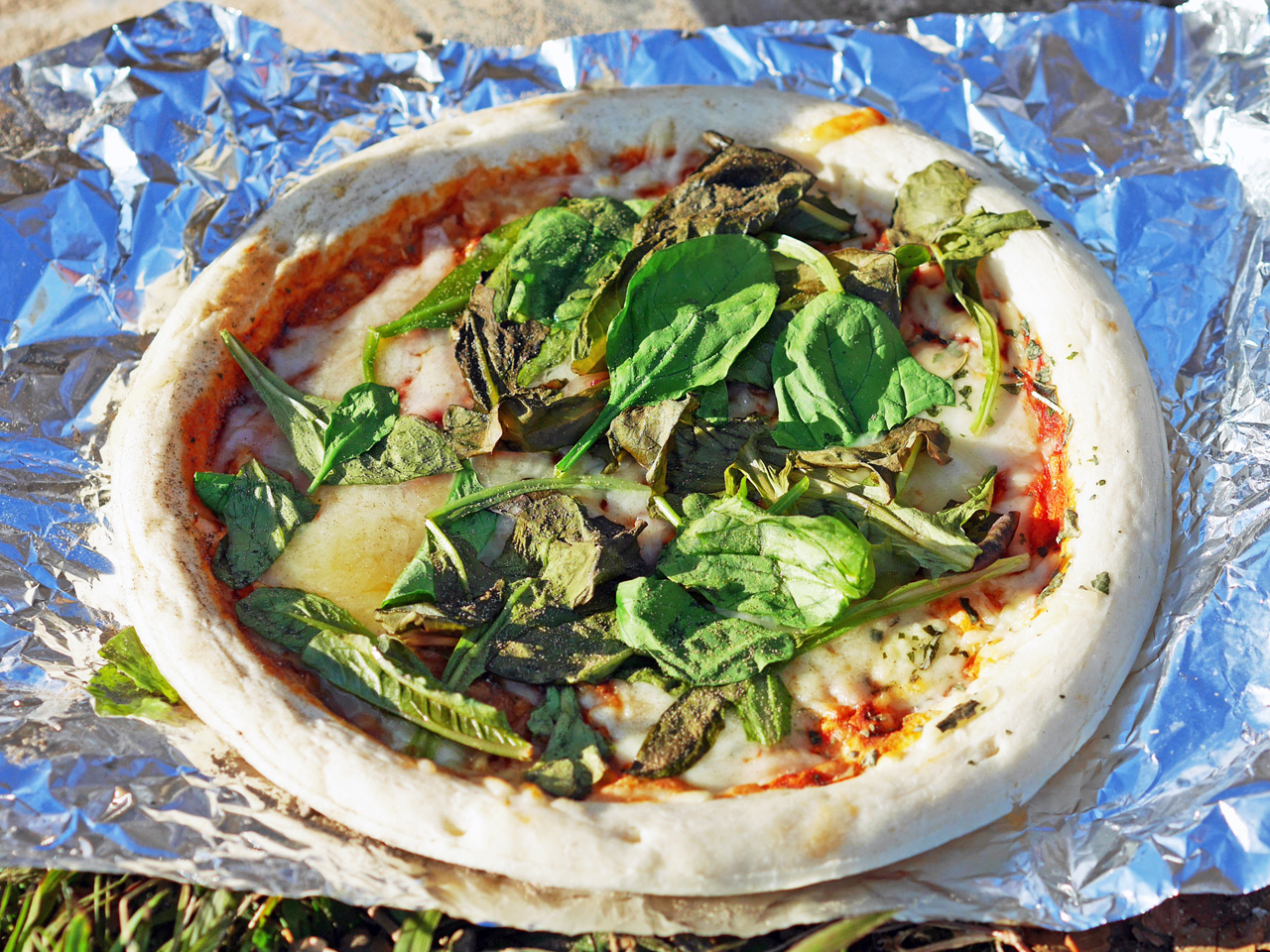 ピザはチーズとベビーリーフを追加して秘密のグリルちゃんの下面で焼き上げる