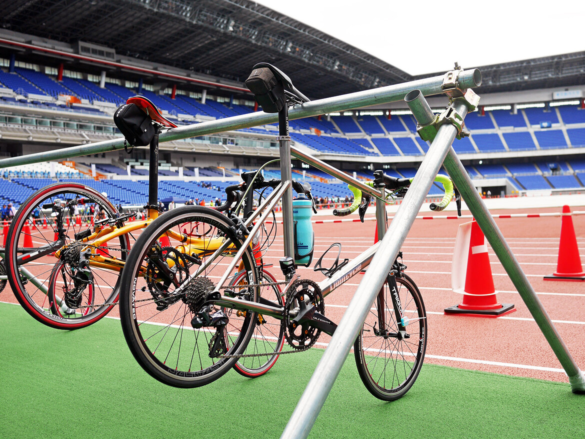 日産スタジアムのトラック脇に待機するLIGHTCYCLE Ti451とDAHON Visc. P20