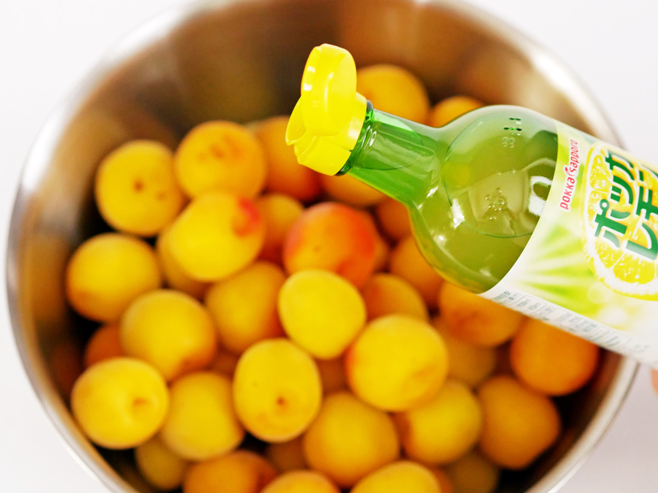 梅をレモン果汁で洗って殺菌