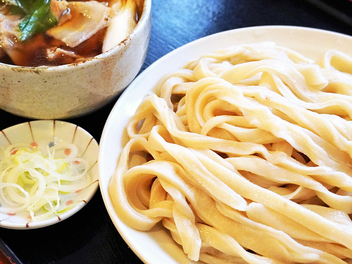 地粉の手打ちうどんを熱い肉汁で食す