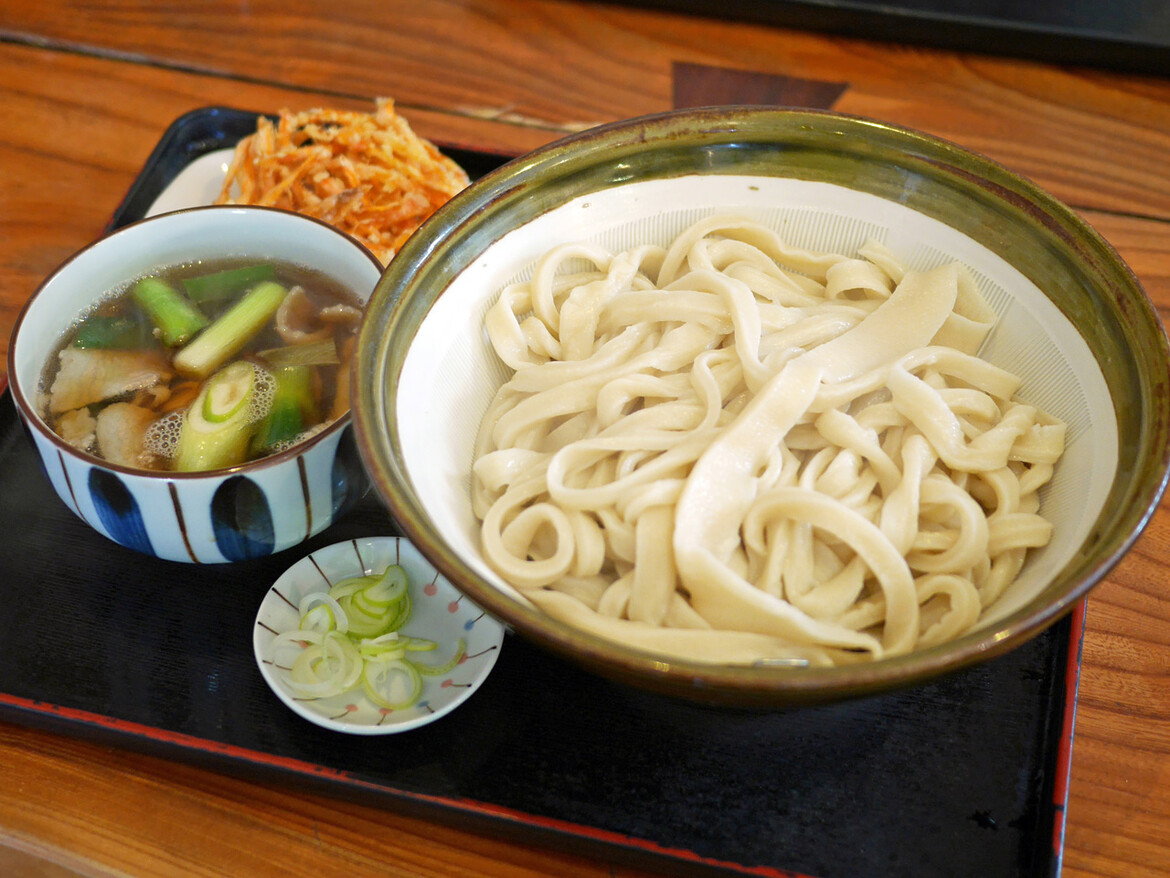 駕籠休みの肉汁うどん（温盛りの大盛り）と人参の天ぷら