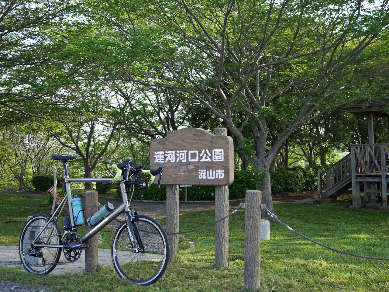 運河河口公園の前に LIGHTCYCLE Ti451 を停めて小休憩