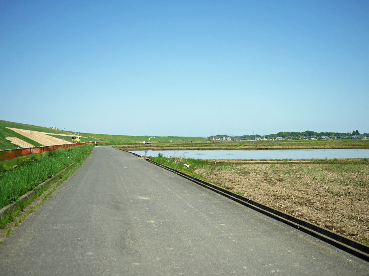 渡良瀬川左岸の整備区間は土手の脇を遡上