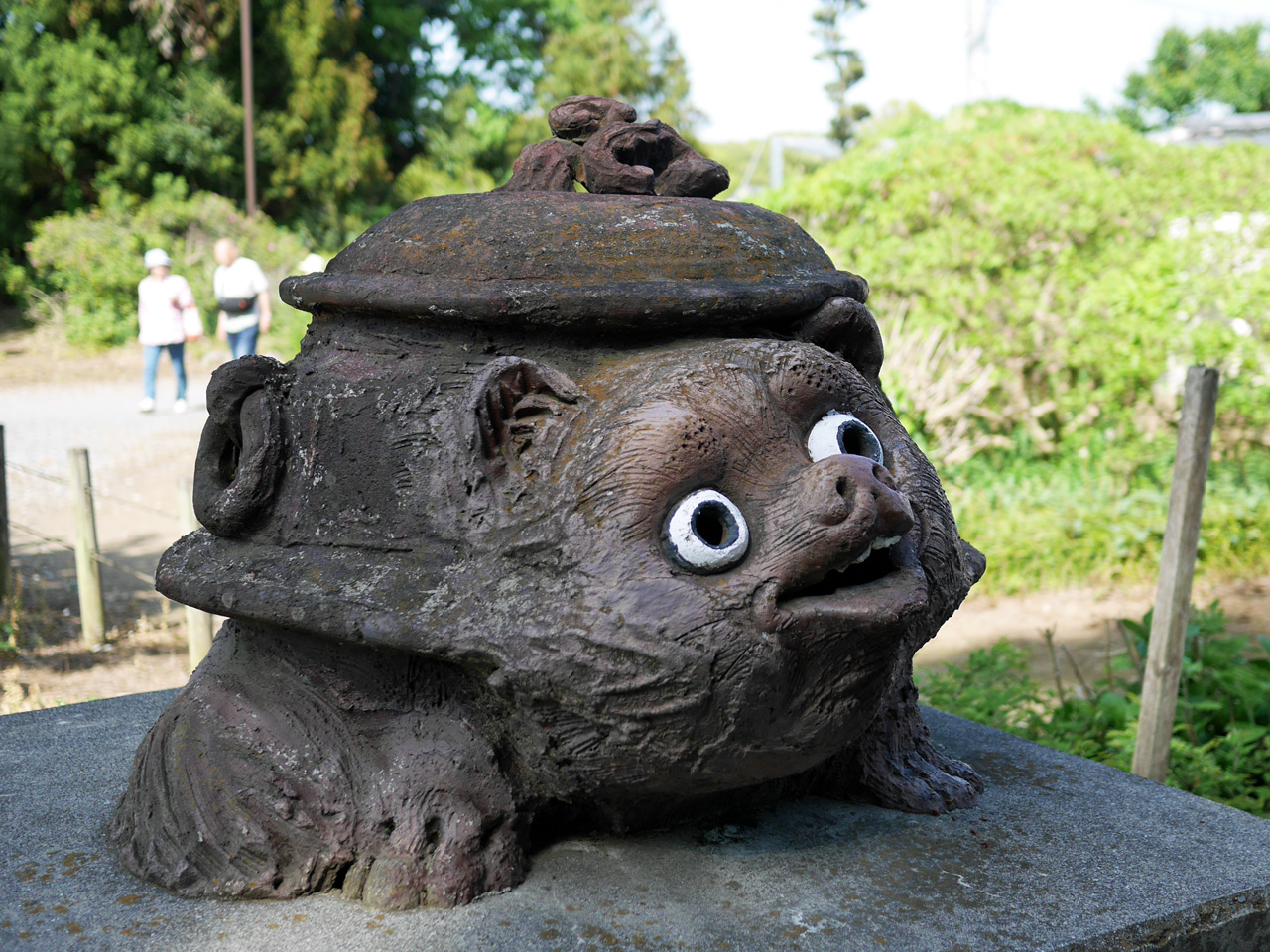 茂林寺の参道にある茶釜たぬき像