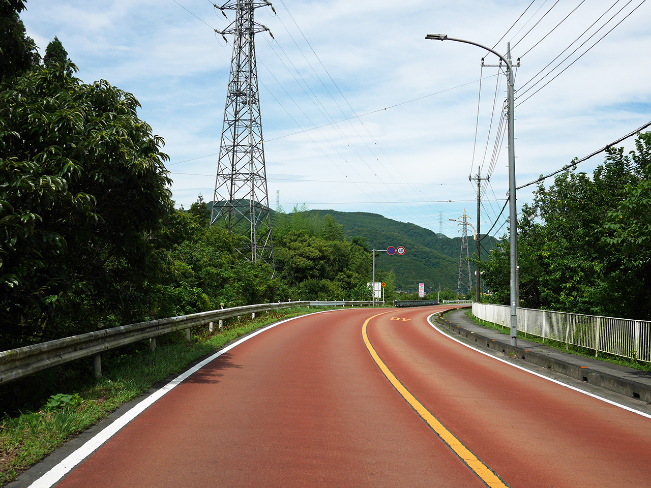 ゆるやかな上り坂の埼玉県道11号を西進