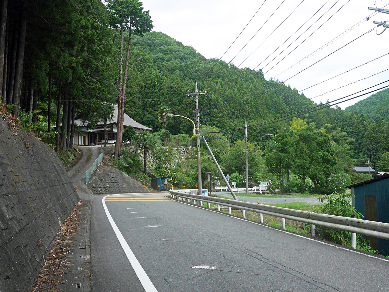 昔話に出てきそうな佇まいの長慶寺