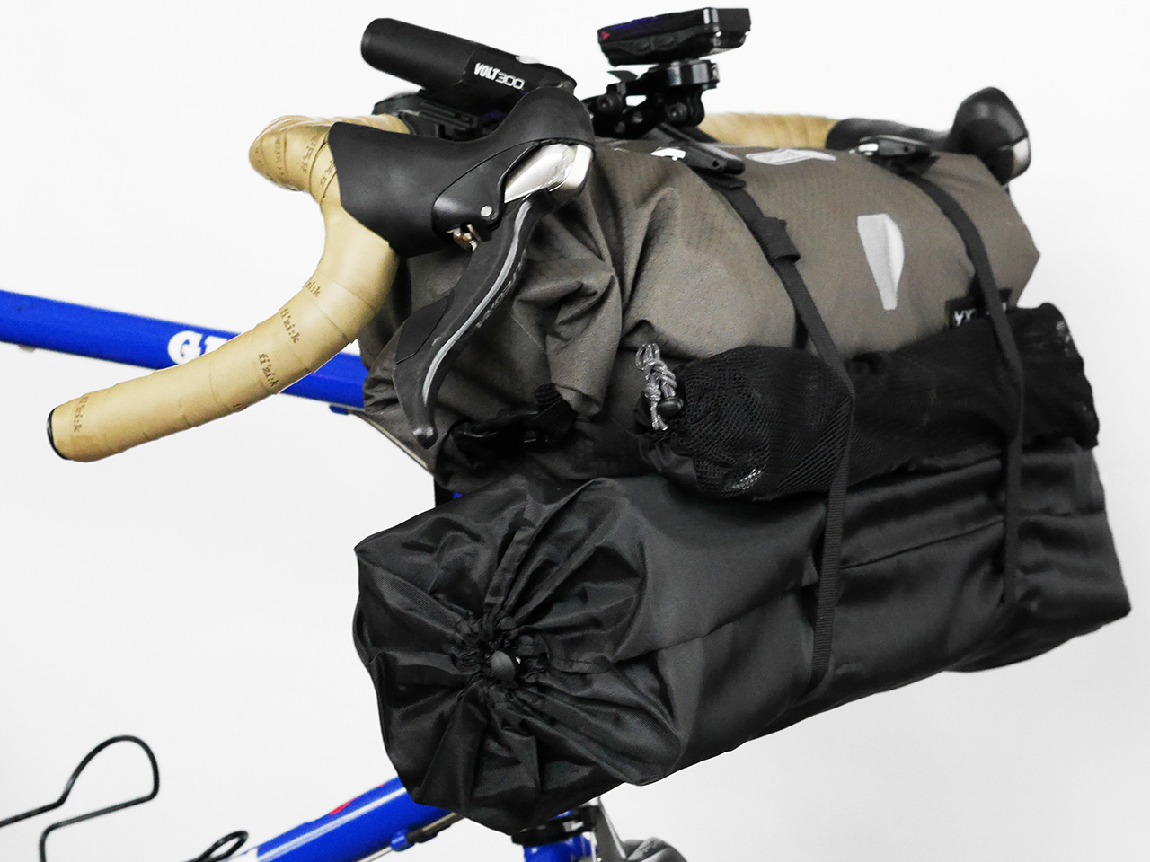 ORTLIEB HANDLEBAR PACK のストラップでクローズドセルマットとテント用ポールを固定