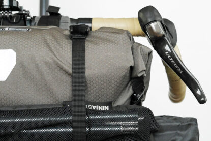 ORTLIEB HANDLEBAR PACK と STIの隙間は指1本分