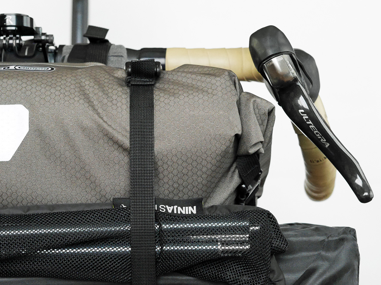 ORTLIEB HANDLEBAR PACK と STIの隙間は指1本分