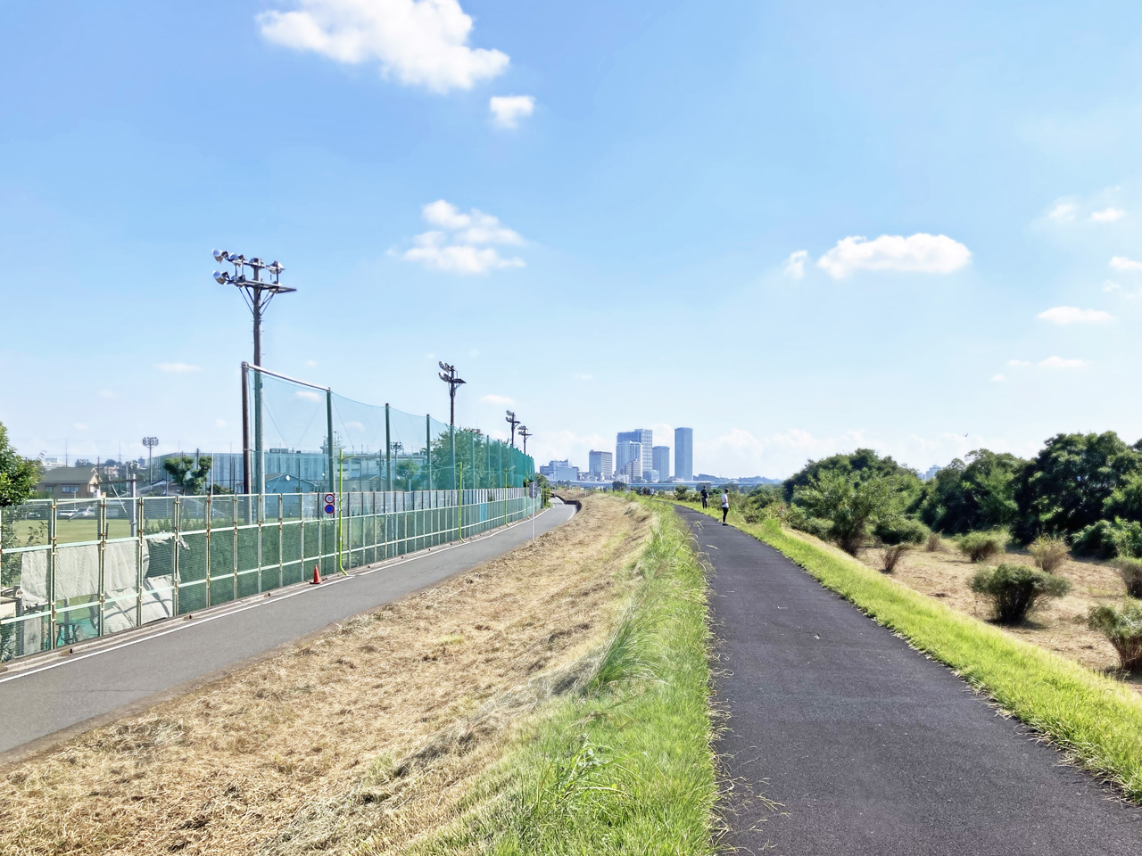 砧浄水場の脇から多摩川左岸サイクリングロードを南下