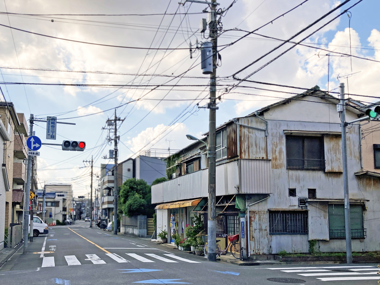 昭和な風景が点在する東芝通りを蒲田方面へ進む