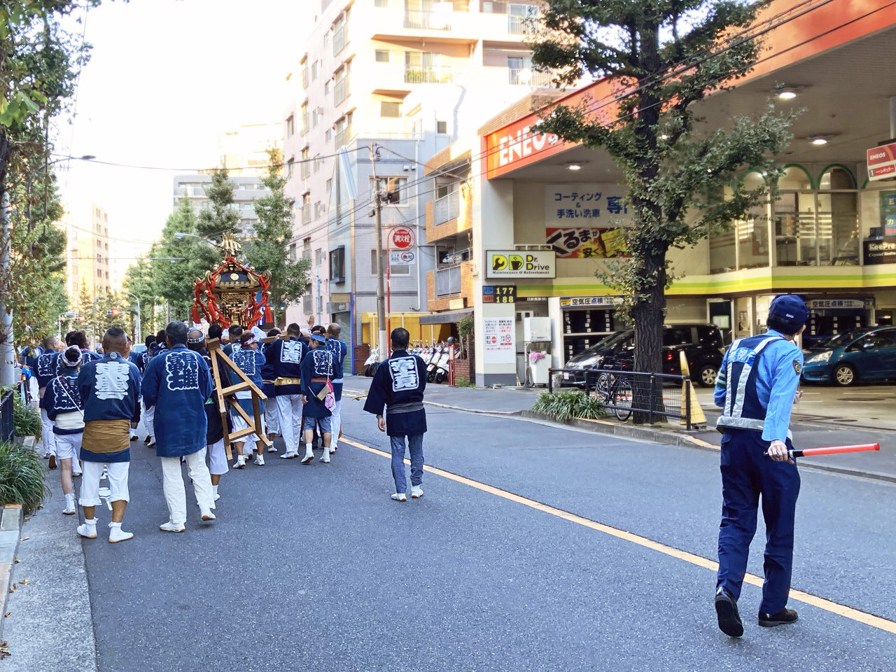 中野富士見町で神明氷川神社の神輿と遭遇