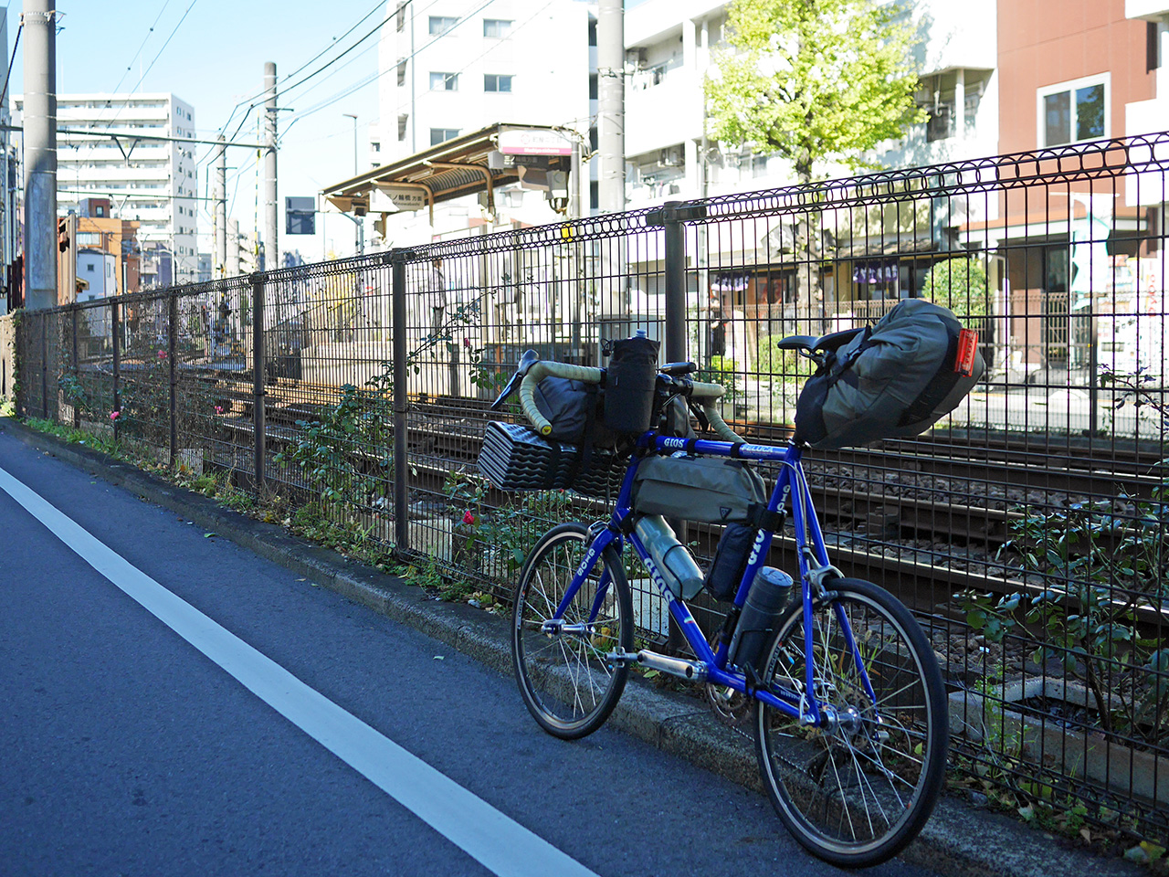 都電荒川線の町屋二丁目停留所を前にする GIOS FELUCA