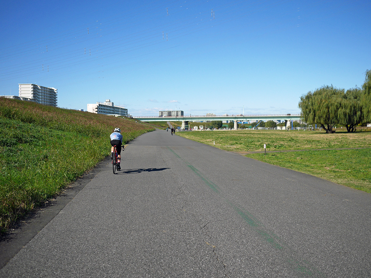 最大風速26.1km/hという強風が吹き荒れる荒川峠を進む