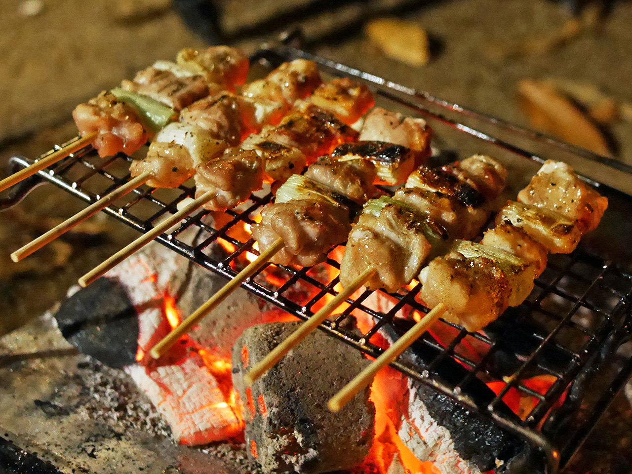 追加した炭の火勢が強くなってきたので焼き鳥を焼く