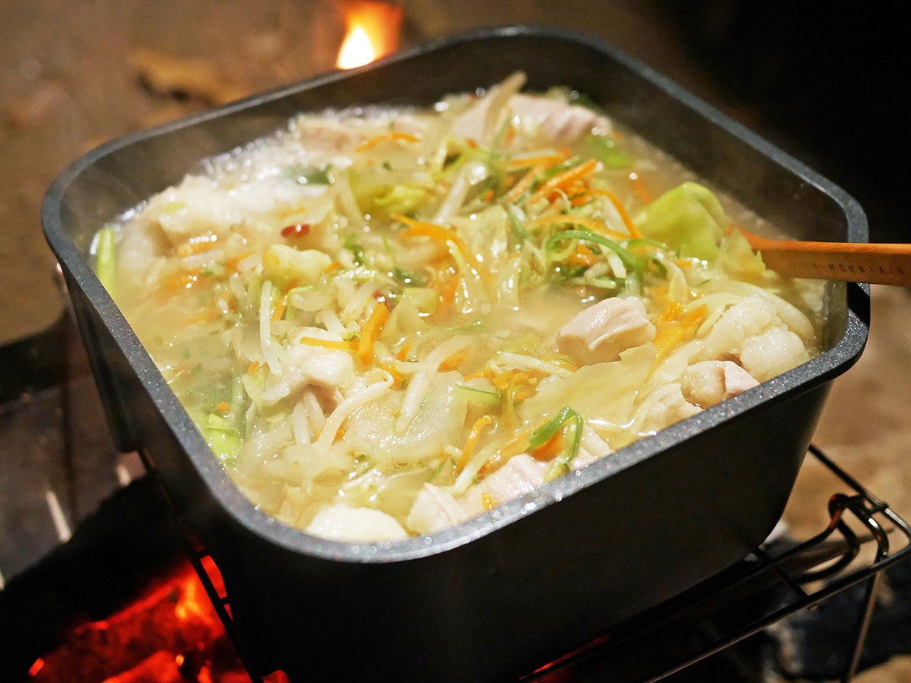 最後はカット野菜と生牛モツでモツ鍋を作る