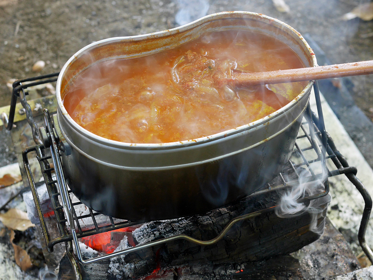 薪火を起こして山岳飯盒弐型で赤缶スパイスカレーを作る