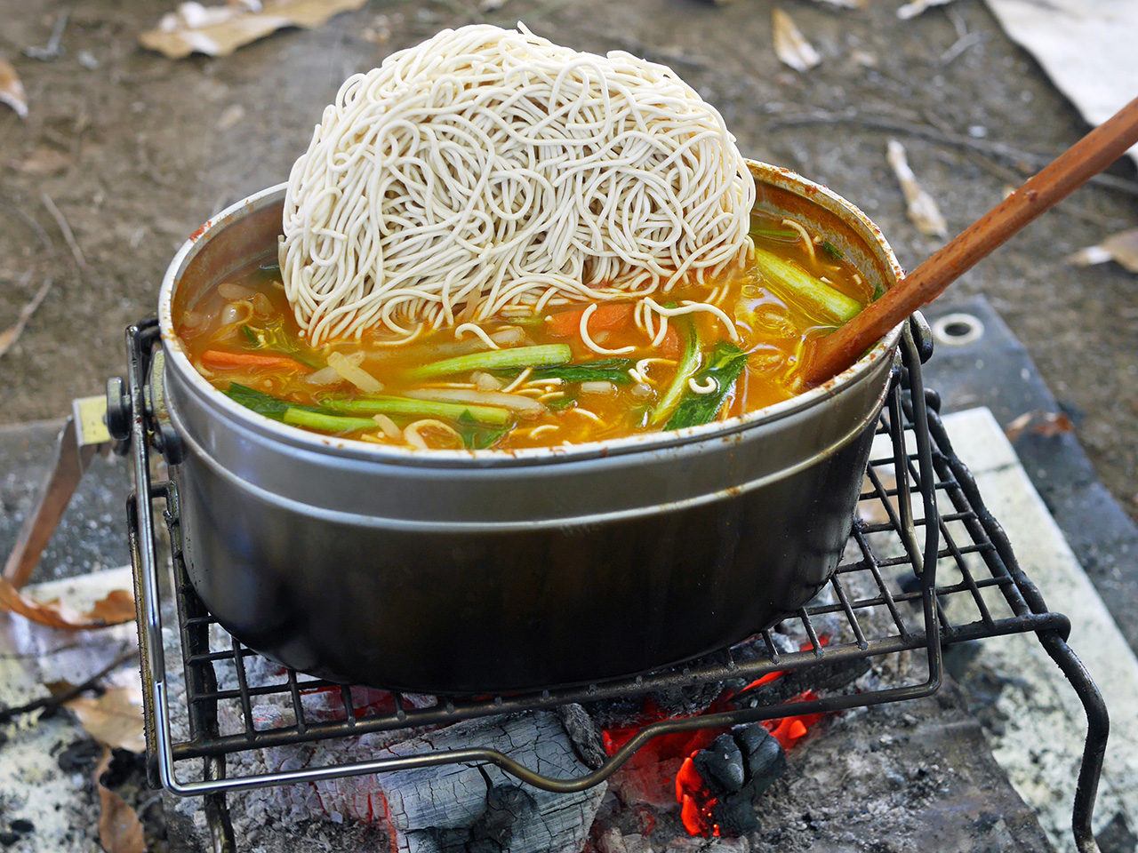 残ったカレーに昨夜の残りのカット野菜とインスタントラーメンを投入