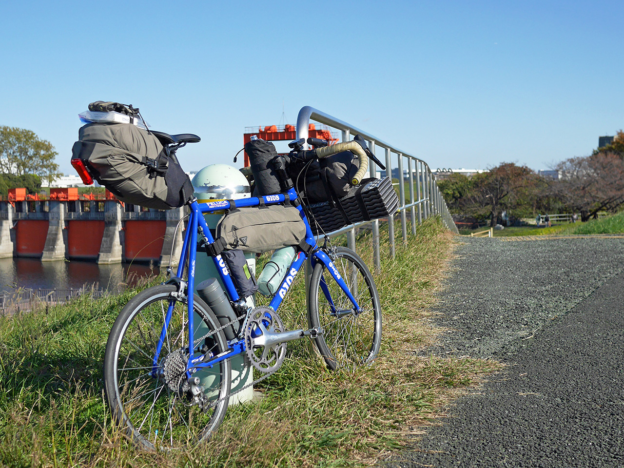 旧岩淵水門（赤水門）前にバイクパッキングした GIOS FELUCA を停車